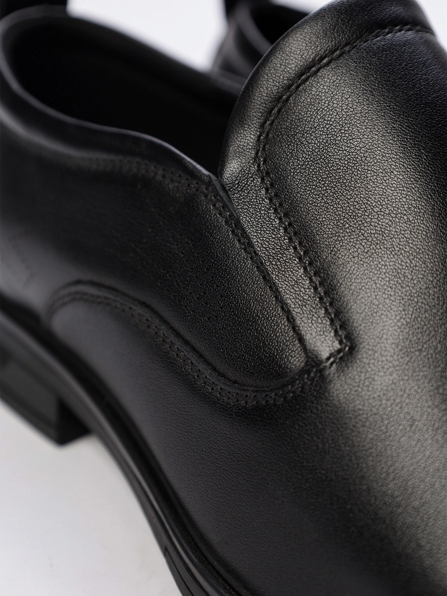 Туфли черного цвета с эластичными вставками на низком каблуке